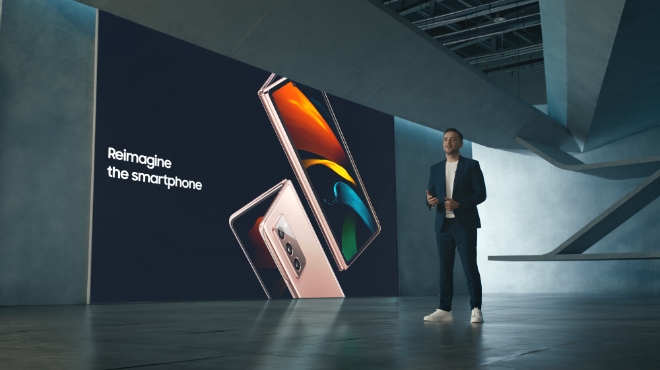 (사진=삼성전자) 9월 1일 온라인으로 진행된 '삼성 갤럭시 Z 폴드2 언팩 파트 2'에서 삼성전자 무선사업부 엔터프라이즈 세일즈&마케팅담당 빅터 델가도(Victor DELGADO)가 '갤럭시 Z 폴드2'를 소개하는 모습