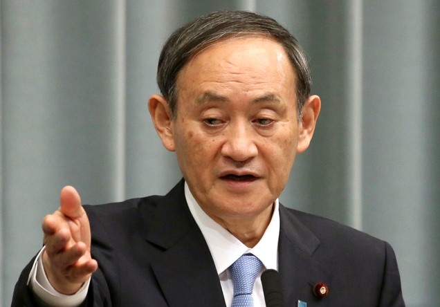 스가 요시히데 일본 관방장관이 지난 2월 26일 도쿄 총리 관저에서 기자회견을 가지고 있다.