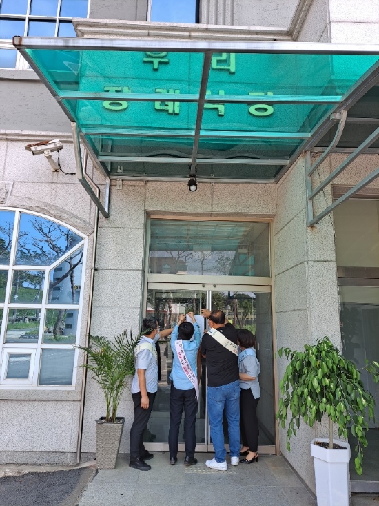 고위험 방역수칙 안내문을 부착하고 있는‘우리 마을 우리가 지키는 보성 600’ 읍‧면민회, 이장, 자율방범대, 보성JC, 새마을회 회원들/사진=보성군