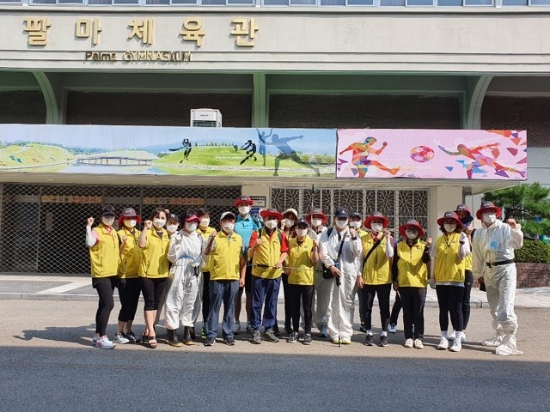 순천시체육회(회장 이상대)는 지난달 31일부터 '코로나19' 지역 내 감염 확산방지를 위해 체육회 직원으로 구성된 봉사단 9개반 22명을 편성해 소독·방역 봉사활동에 나섰다/사진=순천시