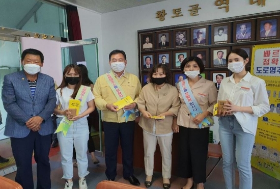 김산 무안군수가 도로명 홍보에 직원들과 함께했다/사진=무안군