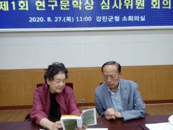 제1회 현구문학상 심사에 참여한 신달자 시인(왼쪽)과 노창수 한국문협 부이사장