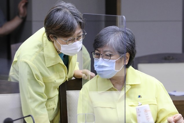 정은경 질병관리본부장이 2일 오전 정부세종청사에서 열린 신종 코로나바이러스 감염증(코로나19) 대응 중앙재난안전대책본부 회의 겸 제9호 태풍 '마이삭' 점검 회의에 참석, 한 관계자와 대화하고 있다.