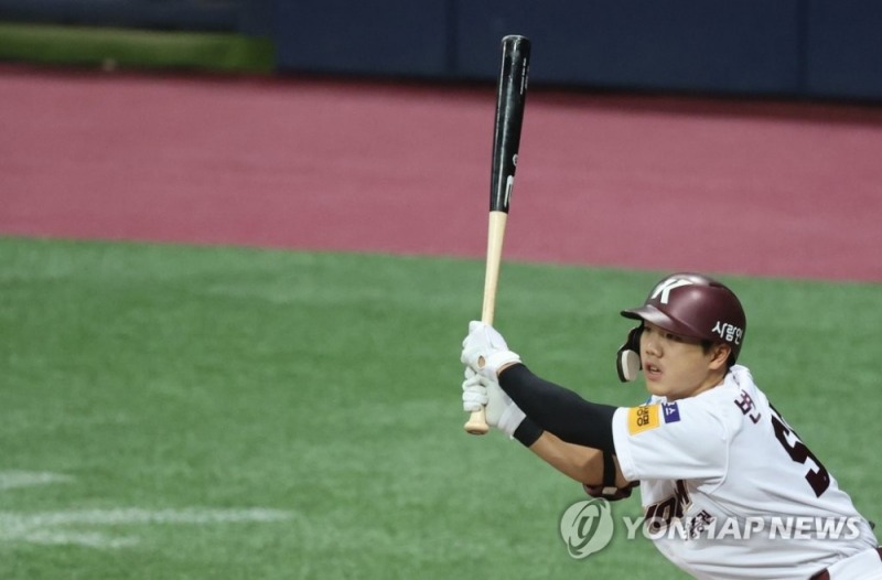 2일 오후 서울 구로구 고척스카이돔에서 열린 NC 다이노스와 키움 히어로즈의 경기 5회말 2사 만루에서 키움 변상권이 2타점 적시타를 치고 있다.