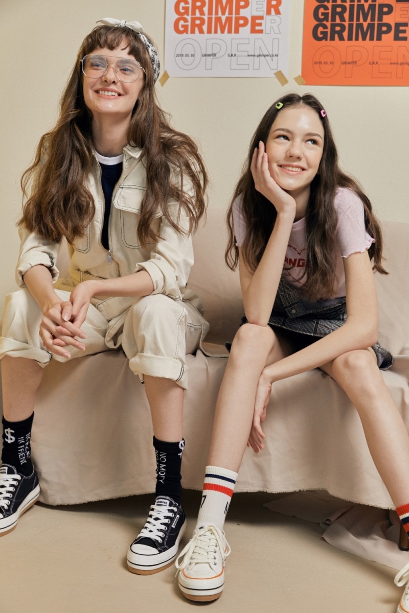 아이코닉 슈즈 브랜드 글림퍼(GRIMPER)의 신형 포카네비스 제품을 모델이 신고 있다.