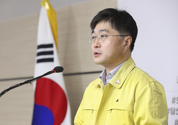 윤태호 중앙사고수습본부 방역총괄반장(보건복지부 공공보건정책관)이 중앙재난안전대책본부 정례브리핑을 하고 있다. 〈사진=보건복지부〉