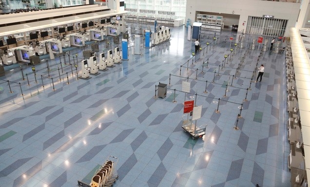 1일 일본 도쿄의 하네다 국제공항 출국장이 코로나19로 여행객이 거의 없어 한산한 모습을 보인다.