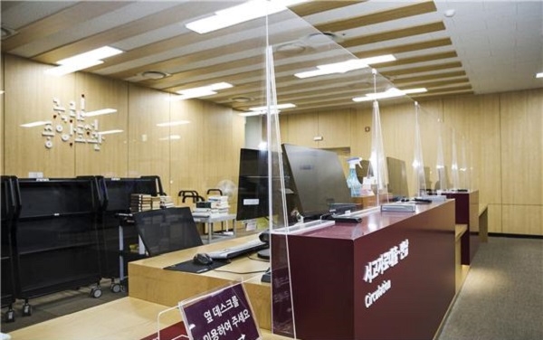 립중앙도서관은 자료대출·반납대에 아크릴 보호막을 설치하는 등 재개관 준비를 마쳤다. 〈사진=국립중앙도서관〉