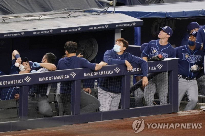 더그아웃에서 경기를 지켜보는 최지만