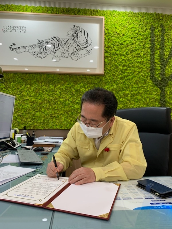 순천시-코레일유통(주), 사회적경제 활성화 업무 협약/ 협약식은 코로나19 확산방지 및 사회적 거리두기 시행으로 서면 협약 형태로 체결됐다/사진=순천시