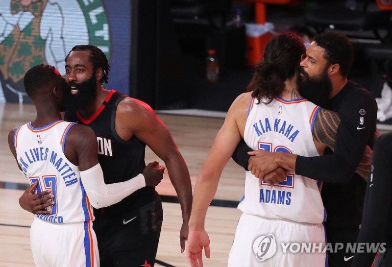 경기 후 포옹하는 휴스턴과 오클라호마시티 선수들