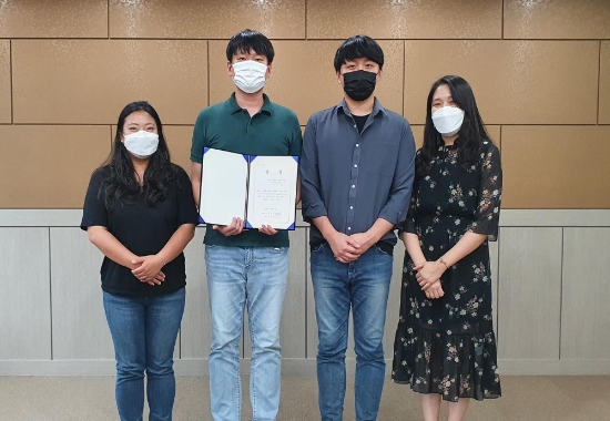 장흥군버섯산업연구원(원장 오병찬)은 한국식품저장유통학회가 개최한 국제학술대회에서 연구 성과를 인정받아 우수포스터 발표상을 수상했다/사진=장흥군