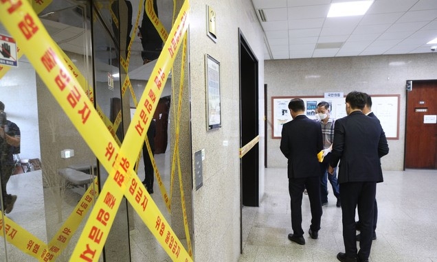 3일 오후 국민의힘 정책위의장실 근무하는 행정비서가 코로나19 확진을 받은 가운데 방호요원들이 본청 2층을 폐쇄하고 있다.