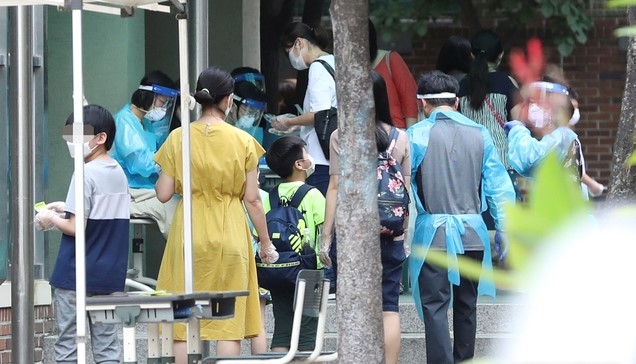 5월 등교 이후 총 확진학생 445명·교직원 103명누락된 1일 확진 학생 3명 통계 뒤늦게 포함돼비수도권서도 가족, 교사로부터 감염 학생 발생