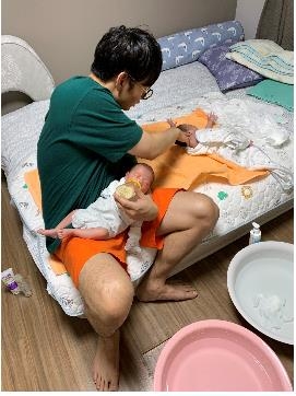 아빠육아 생활 사진 공모전 최우수작 "쌍둥이 육아: 2배의 힘듦, 그리고 32배의 행복' 〈사진=여성가족부〉