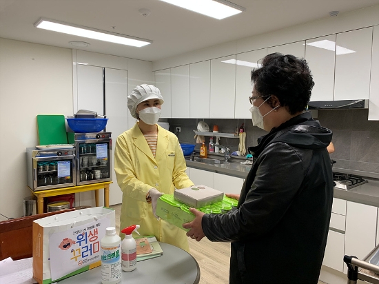 여수시 어린이급식관리지원센터가 지난 4월 관내 어린이 급식소 169개소를 대상으로 ‘위생 꾸러미’ 전달과 정수기 수질 검사를 진행하는 등 코로나19로 안전에 취약한 어린이들을 위해 급식소 위생관리를 하고 있다./사진=여수시