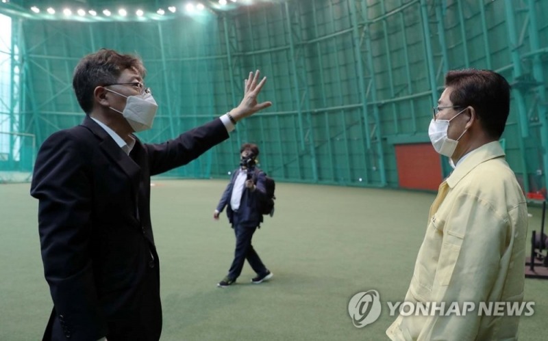 사퇴한 한화 이글스 박정규 전 대표(왼쪽)