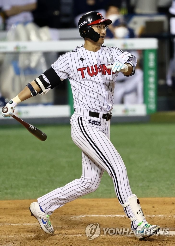 LG 박용택이 NC전 8회 말 2사 1, 3루 기회에서 3점 홈런을 치고 있다.