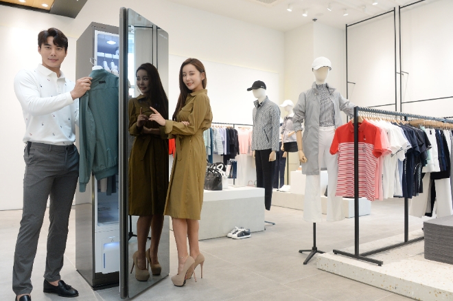 (사진=LG전자) LG전자가 생활문화기업 LF와 손잡고 9월부터 향후 1년 동안 LF Mall 스토어, 헤지스, 라움 이스트(RAUM EAST) 등 전국 LF 의류매장 20곳에서 트롬 스타일러를 운영하기로 했다. 모델들이 서울에 있는 헤지스 명동점에서 'LG 트롬 스타일러'를 소개하고 있다.