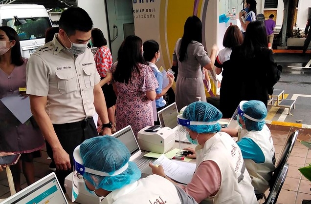 태국 방콕에서 3일 보건 종사자들이 교도관들에 대한 신종 코로나바이러스 감염증(코로나19) 진단 검사 준비를 하고 있다. 하루 전인 2일 국내 코로나19 감염자 제로 100일 달성을 축하했던 태국은 이날 100일만에 코로나19 양성반응이 확인됐다고 밝혔다. 새 감염자는 최근 교도소에 수감된 37살 남성이다.