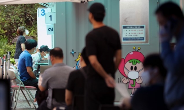 1일 서울 광진구 자양동 소재 혜민병원에서 직원 등 관련자 10명이 신종 코로나바이러스 감염증(코로나19) 확진 판정을 받았다. 2일 서울 광진구 보건소에 마련된 코로나19 선별진료소에서 검사가 진행되고 있다.