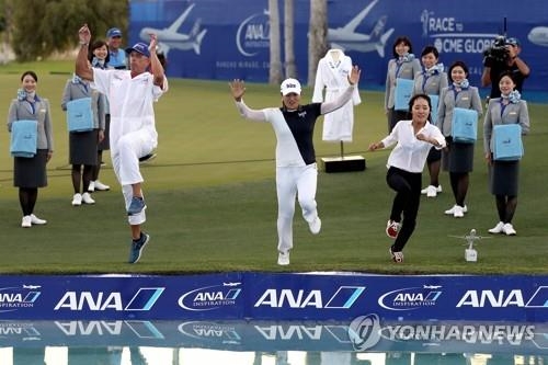 작년 AMA 인스퍼레이션 우승 후 연못에 뛰어드는 고진영.[AFP/게티이미지=연합뉴스]