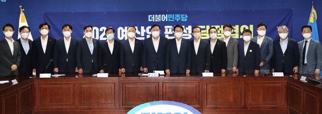 김태년 더불어민주당 원내대표, 조정식 정책위의장, 홍남기 경제부총리 겸 기획재정부 장관 등이 지난 8월 26일 오전 서울 여의도 국회 의원회관에서 열린 2021년 예산안 편성 당정협의에 참석해 기념촬영을 하고 있다.