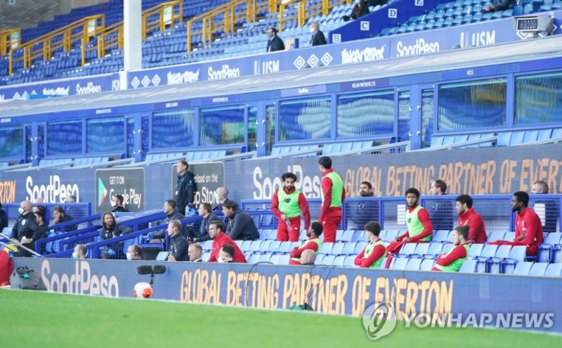교체선수 명단에 든 리버풀 선수들이 경기 중 벤치에 앉아있는 모습.