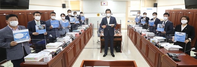 경기도의회 '마스크 귀걸이 자르기' 캠페인