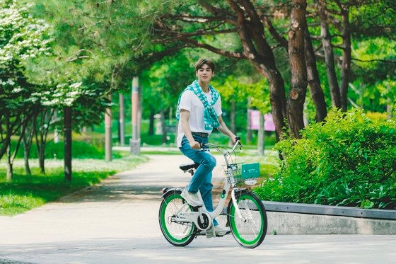 서울자전거 따릉이를 타고 있는 차은우. 서울관광재단 제공