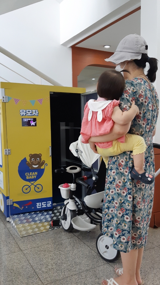 진도군이 안전하고 위생적인 육아 환경 조성을 위해 진도군 보건소에 유모차 살균기를 최근 설치했다/사진=진도군