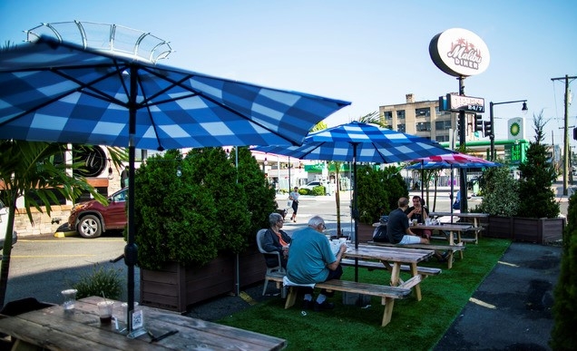 4일(현지시간) 미국 뉴저지주 호보컨의 식당 야외 좌석에서 사람들이 식사하고 있다. 신종 코로나바이러스 감염증(코로나19)이 확산하는 가운데 필 머피 뉴저지 주지사는 지난달 31일 수용 가능 인원의 25% 선에서 식당 실내 식사를 허용했다.