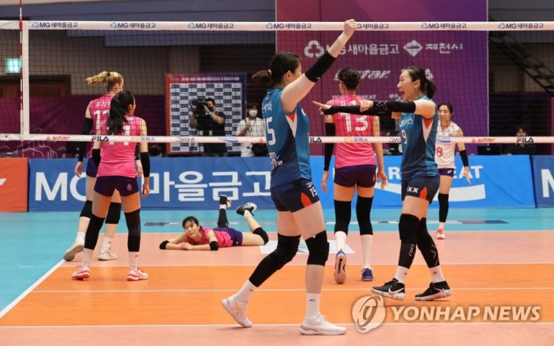 GS칼텍스가 흥국생명을 맞아 1세트에 이어 2세트도 승리하자 환호하고 있다.