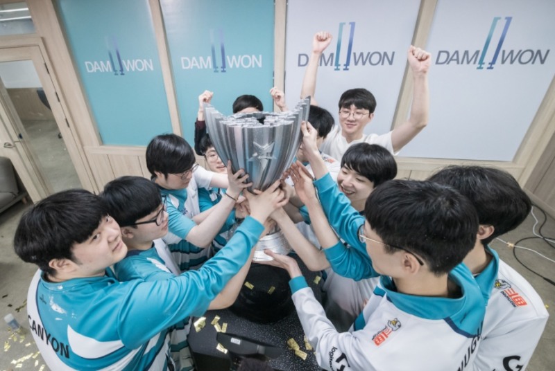 LCK에서 처음으로 우승을 차지한 담원 게이밍(사진=라이엇 게임즈 제공).