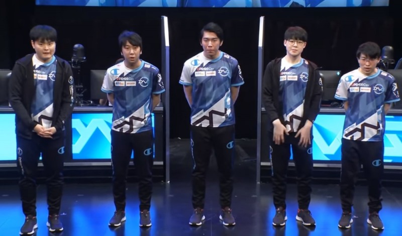 DFM 선수들이 결승 진출을 확정지은 뒤 인사하고 있다(사진=중계 화면 캡처).