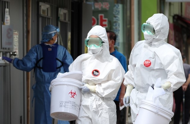 일일 신규 확진자 수가 17일만에 100명대로 줄어든 것으로 알려진 3일 서울의 한 보건소 선별진료소에서 의료진이 검사 업무를 수행하고 있다.