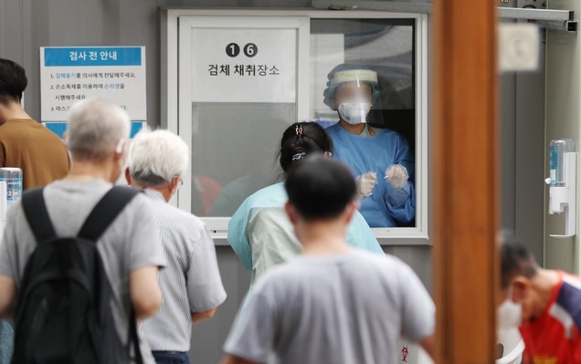 코로나19 누적 환자가 2만명을 넘어선 1일 서울의 한 병원 선별진료소에서 의료진이 검체 채취를 하고 있다.