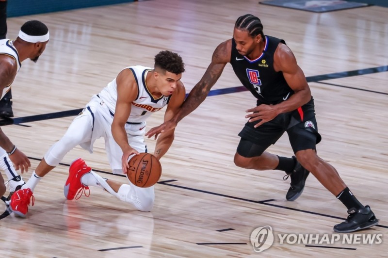 덴버 마이클 포터에게 스틸 당하는 LAC 레너드