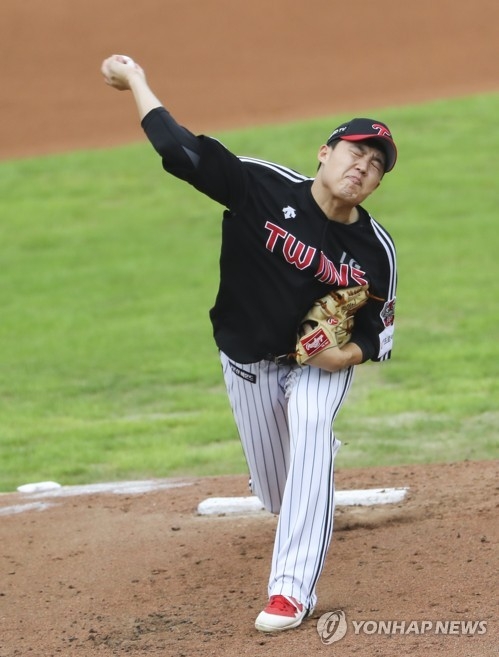 LG 임찬규가 6일 부산 롯데전에서 역투하고 있다. 임찬규는 프로데뒤 9년만에 부산구장에서 첫 승을 올리며 2018년 이후 2년만에 두자리 승수 문턱에 들어섰다.