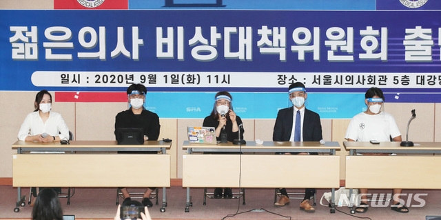 1일 오전 서울 영등포구 서울특별시의사회에서 열린 젊은의사 비상대책위원회 출범식에서 박지현(왼쪽 세 번째) 대한전공의협의회 비대위원장이 취재진의 질문에 답하고 있다. 왼쪽 두번째부터 조승현 대한 의과대학교 의학전문대학원 학생협회 회장, 박 위원장, 김지성 전임의 비상대책위 위원장.