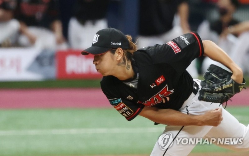 6일 오후 서울 구로구 고척스카이돔에서 열린 2020 프로야구 KT wiz와 키움 히어로즈의 경기. 6회말 KT 투수 이대은이 역투하고 있다.