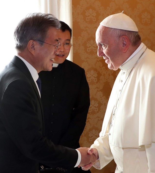 문재인 대통령이 2018년 10월 18일 로마 바티칸 교황궁에서 프란치스코 교황을 예방해 인사하고 있다.