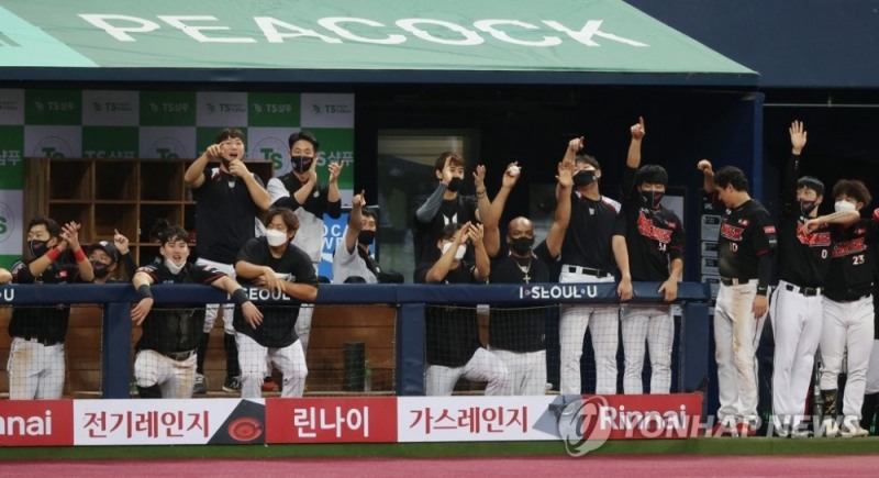 6일 오후 서울 구로구 고척스카이돔에서 열린 2020 프로야구 kt wiz와 키움 히어로즈의 경기. 8회초 2사 주자 1, 2루 상황에서 KT 유한준의 1타점 적시타에 KT 더그아웃의 선수들이 기뻐하고 있다.