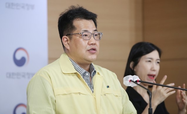 손영래 중앙사고수습본부 전략기획반장이 6일 오후 서울 종로구 정부서울청사에서 코로나19 대응 온라인 정례브리핑을 하고 있다.