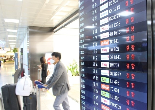 제주국제공항에서 항공편 결항이 안내되고 있다.