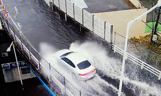 태풍경보가 발효된 7일 오전 부산 제2낙동교가 침수돼 차량이 힘겹게 이동하고 있다. (사진=부산경찰청 제공)