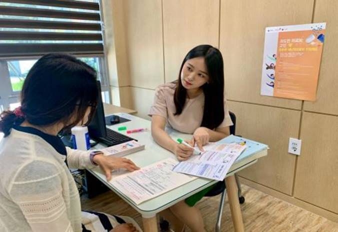 국민건강보험공단 재난적의료비지원사업 담당자가 수혜자와 상담을 하고 있다.