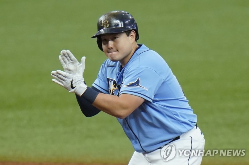 동점 2루타를 치고 기뻐하는 최지만.