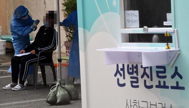 부산 사하구 해동고등학교 교직원 1명과 1학년 학생 1명이 잇달아 신종 코로나바이러스 감염증(코로나19) 확진 판정을 받은 가운데 6일 오전 해동고 학생들이 사하구 보건소 선별진료소를 찾아 코로나19 진단검사를 받고 있다.