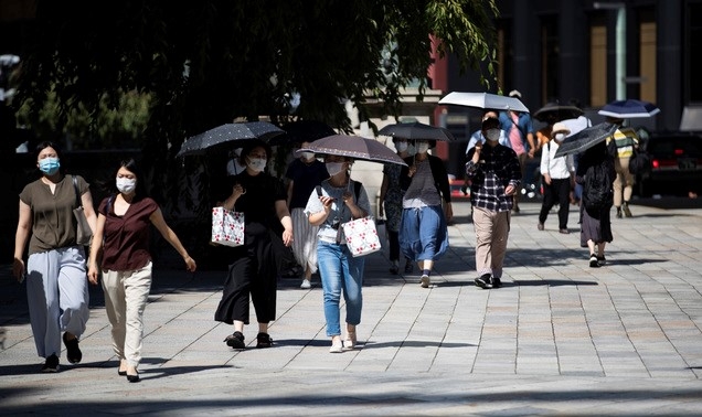 신종 코로나바이러스 감염증(코로나19)이 여전히 기승을 부리는 일본 도쿄에서 4일 마스크를 착용한 시민들이 바삐 움직이고 있다.